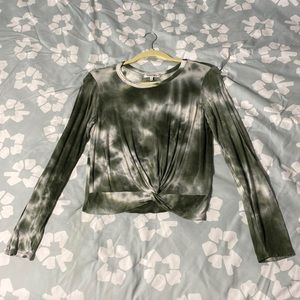 Size M long sleeve shirt
